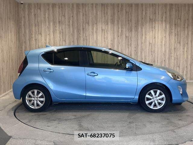 Toyota AQUA 2015-02 8128908-19