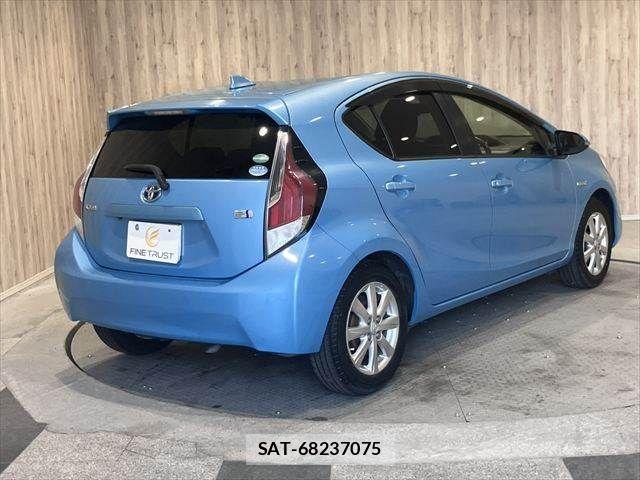 Toyota AQUA 2015-02 8128908-20