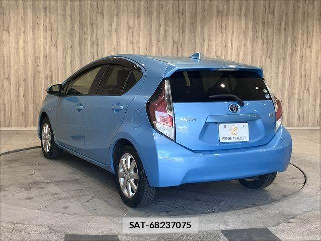 Toyota AQUA 2015-02 8128908-22