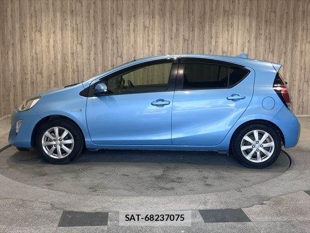 Toyota AQUA 2015-02 8128908-23