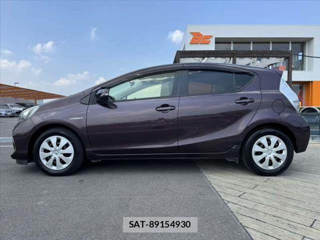 Toyota AQUA 2014-04 8128905-10