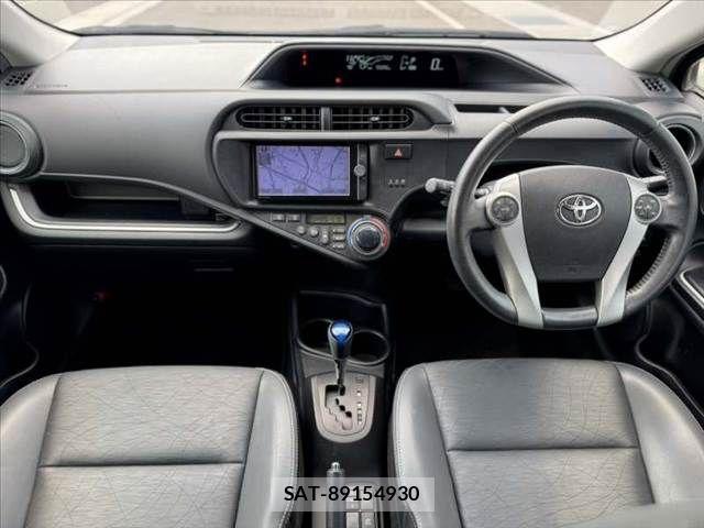Toyota AQUA 2014-04 8128905-1