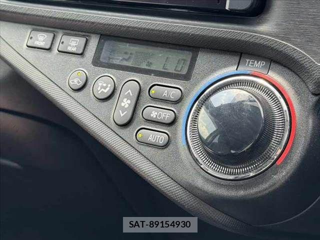 Toyota AQUA 2014-04 8128905-26