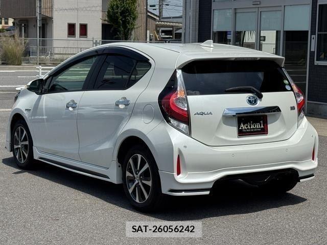 Toyota AQUA 2018-10 8128876-3