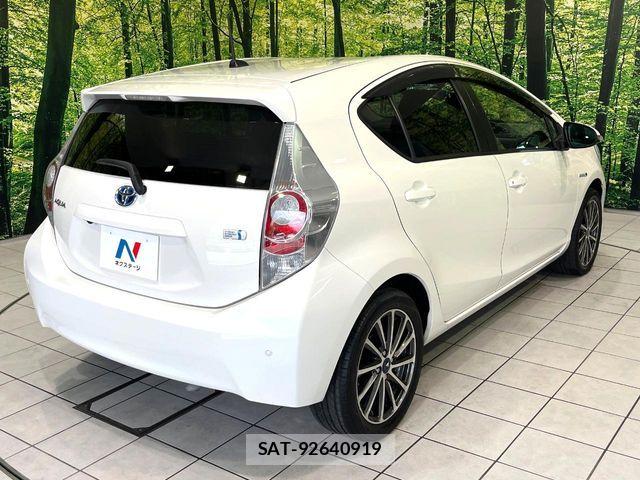 Toyota AQUA 2014-09 8128897-16