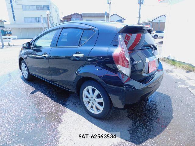 Toyota AQUA 2017-02 8128904-9