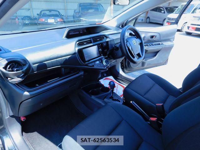 Toyota AQUA 2017-02 8128904-12