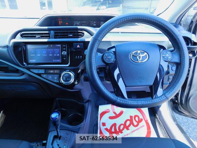 Toyota AQUA 2017-02 8128904-1