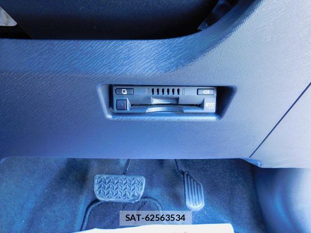 Toyota AQUA 2017-02 8128904-22