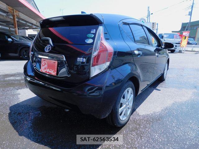 Toyota AQUA 2017-02 8128904-2