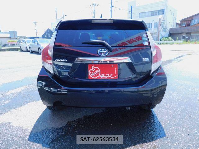 Toyota AQUA 2017-02 8128904-4