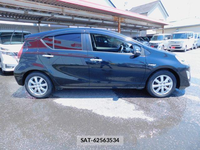 Toyota AQUA 2017-02 8128904-6