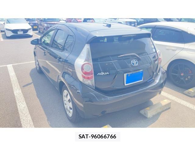Toyota AQUA 2012-02 8128920-6
