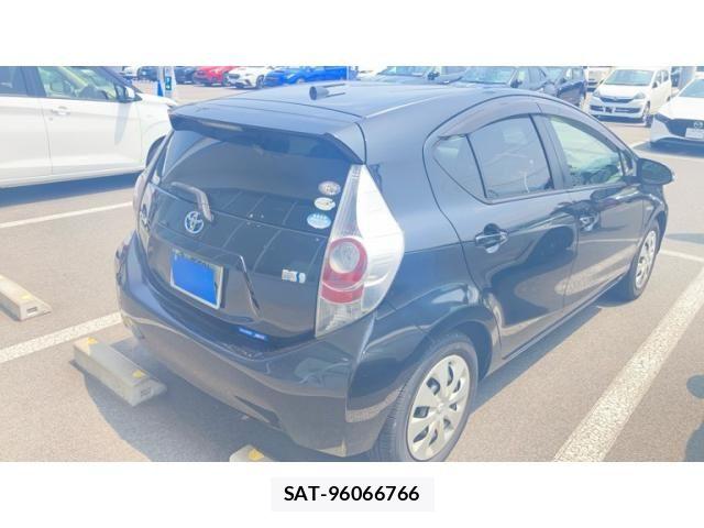 Toyota AQUA 2012-02 8128920-7