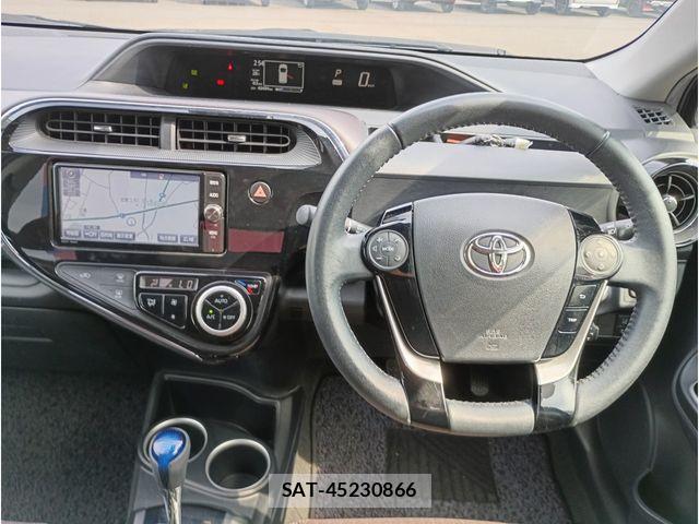 Toyota AQUA 2017-06 8128888-6