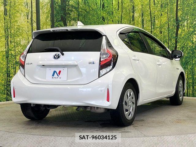 Toyota AQUA 2019-12 8145460-16