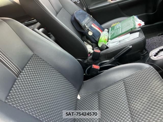 Toyota AQUA 2017-08 8145464-10