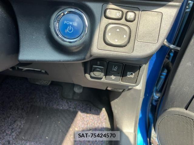 Toyota AQUA 2017-08 8145464-11