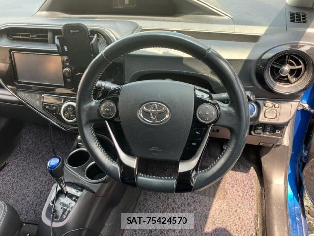 Toyota AQUA 2017-08 8145464-12
