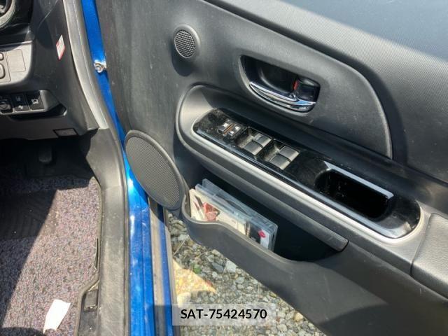 Toyota AQUA 2017-08 8145464-15