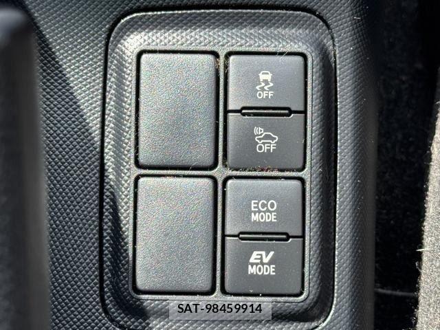Toyota AQUA 2018-05 8157924-25