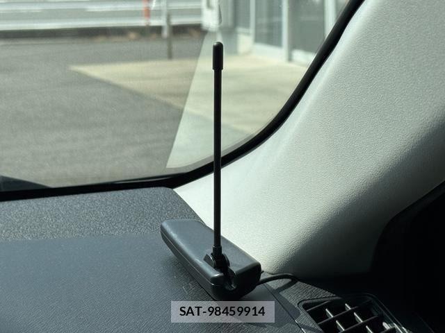 Toyota AQUA 2018-05 8157924-28