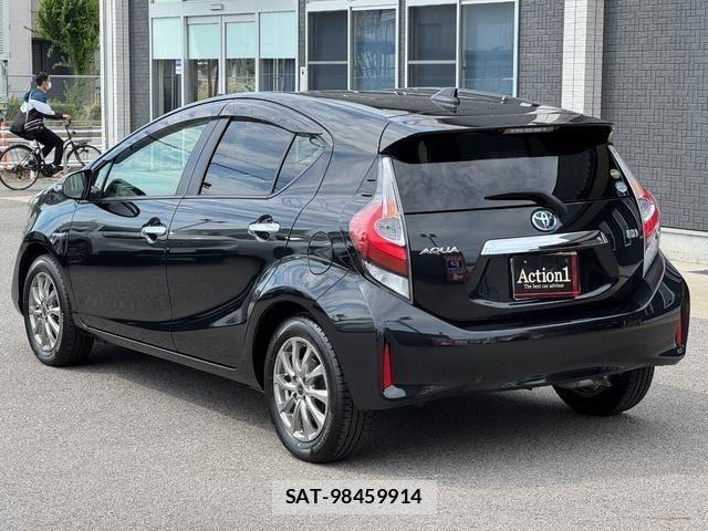 Toyota AQUA 2018-05 8157924-3