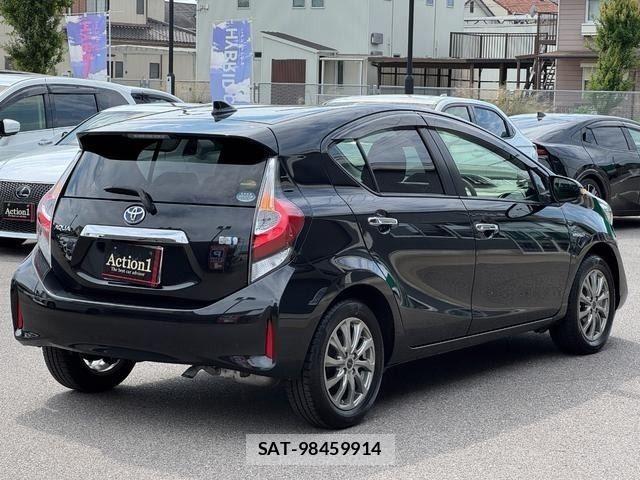 Toyota AQUA 2018-05 8157924-5