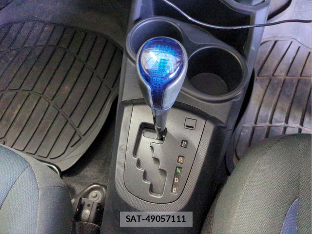 Toyota AQUA 2018-04 8157931-11