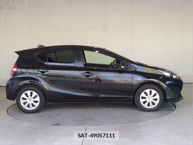 Toyota AQUA 2018-04 8157931-16