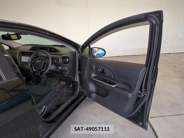 Toyota AQUA 2018-04 8157931-27