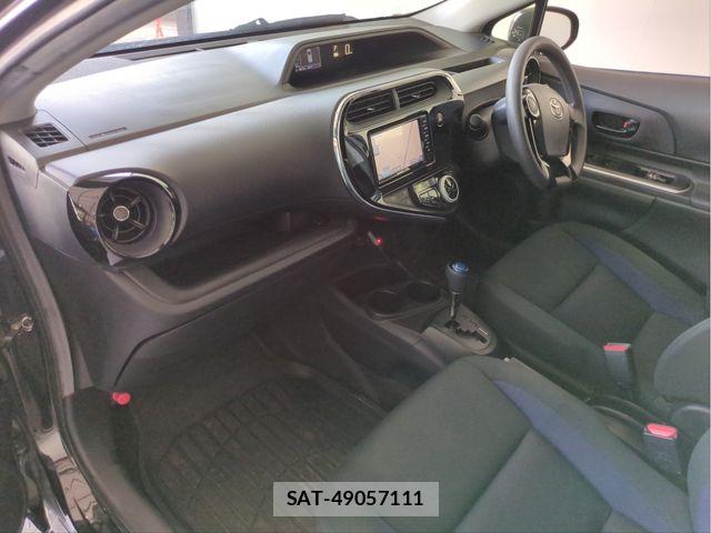 Toyota AQUA 2018-04 8157931-2