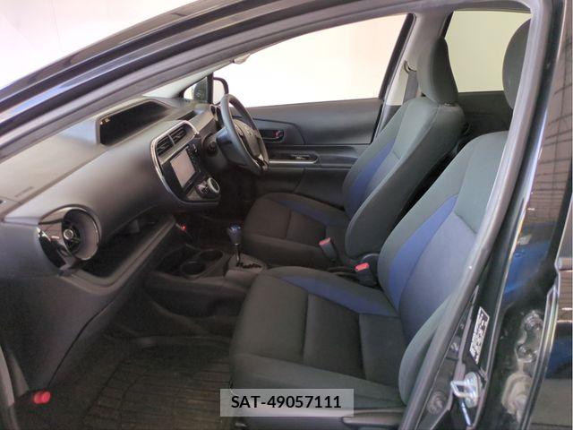 Toyota AQUA 2018-04 8157931-3