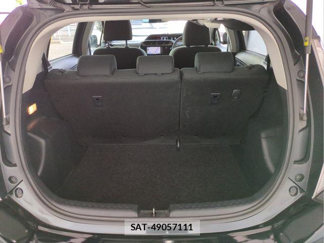 Toyota AQUA 2018-04 8157931-6