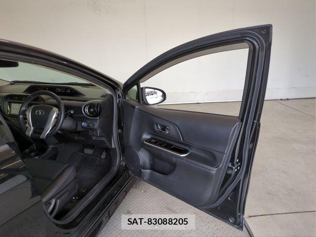 Toyota AQUA 2015-05 8157940-28