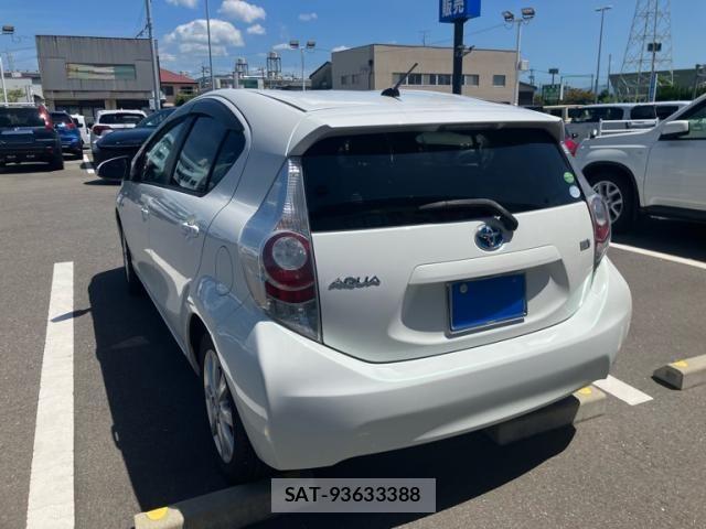Toyota AQUA 2014-08 8157947-1
