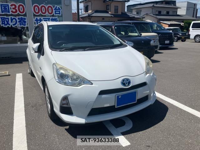Toyota AQUA 2014-08 8157947-2