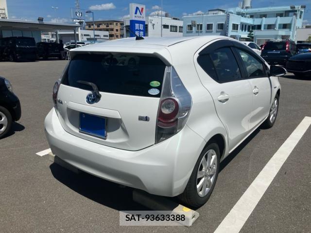 Toyota AQUA 2014-08 8157947-3