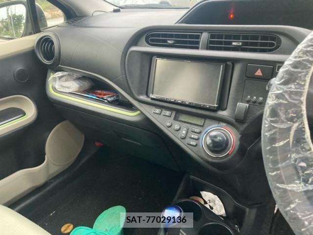 Toyota AQUA 2012-09 8206317-18