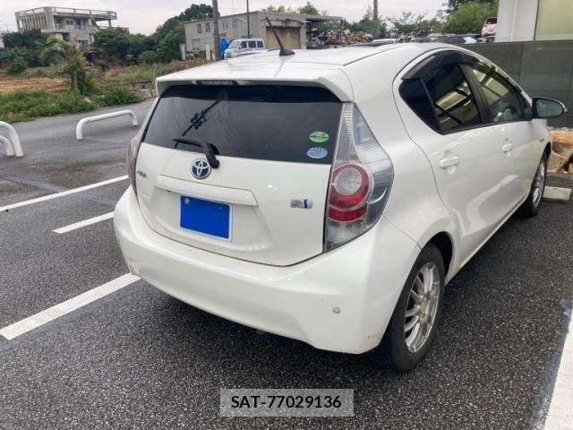 Toyota AQUA 2012-09 8206317-4