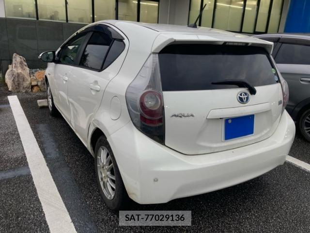 Toyota AQUA 2012-09 8206317-5