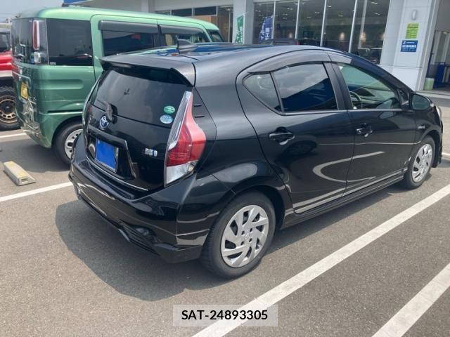 Toyota AQUA 2015-08 8206296-3