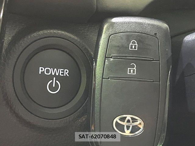 Toyota AQUA 2025-02 8206247-8