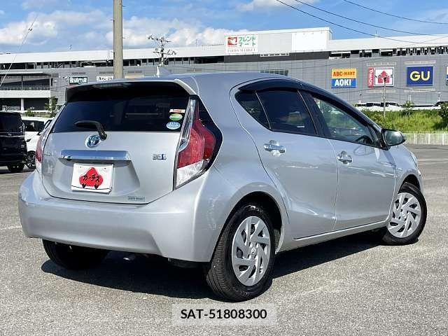 Toyota AQUA 2017-01 8206266-2