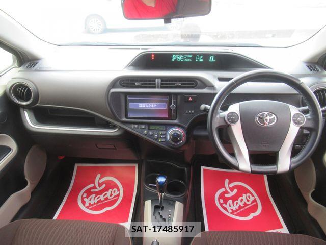 Toyota AQUA 2013-07 8206307-1