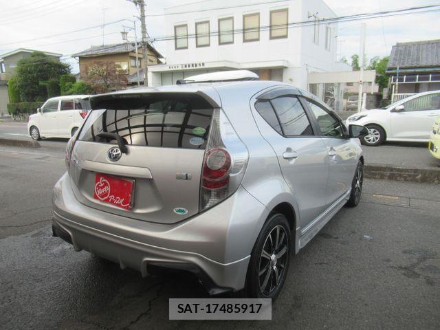 Toyota AQUA 2013-07 8206307-2