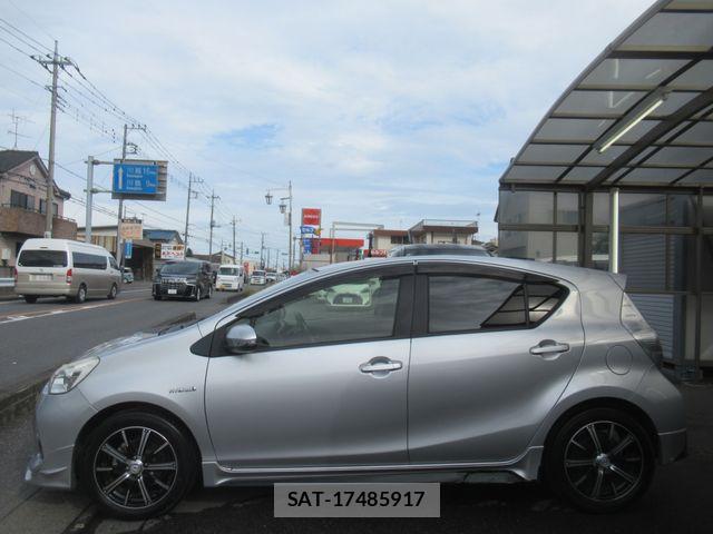 Toyota AQUA 2013-07 8206307-3