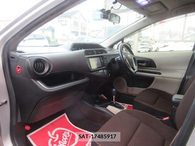 Toyota AQUA 2013-07 8206307-5
