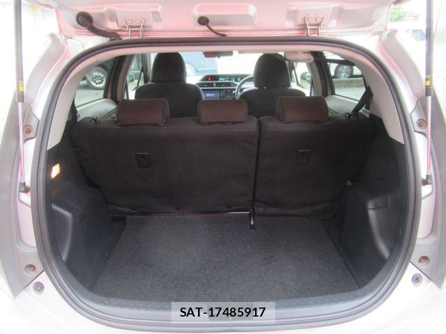 Toyota AQUA 2013-07 8206307-8