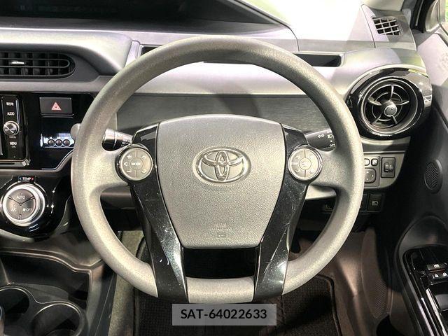 Toyota AQUA 2016-12 8206271-11